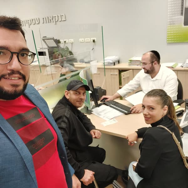 עיסאם סטל עם לקוחות